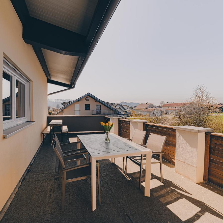 Grosse Ferienwohnung Mit Balkon Und Perfekter Lage Eggenthal Exteriör bild